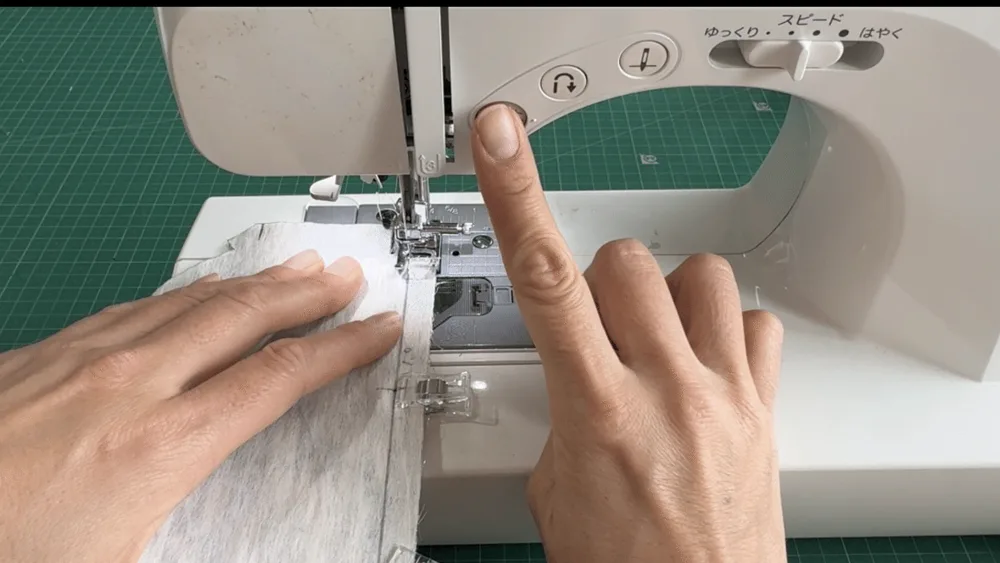 家庭用ミシンで生地を縫っている手元
